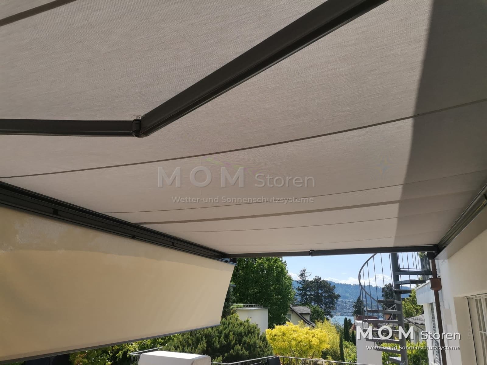 Light awning fabric with side shading