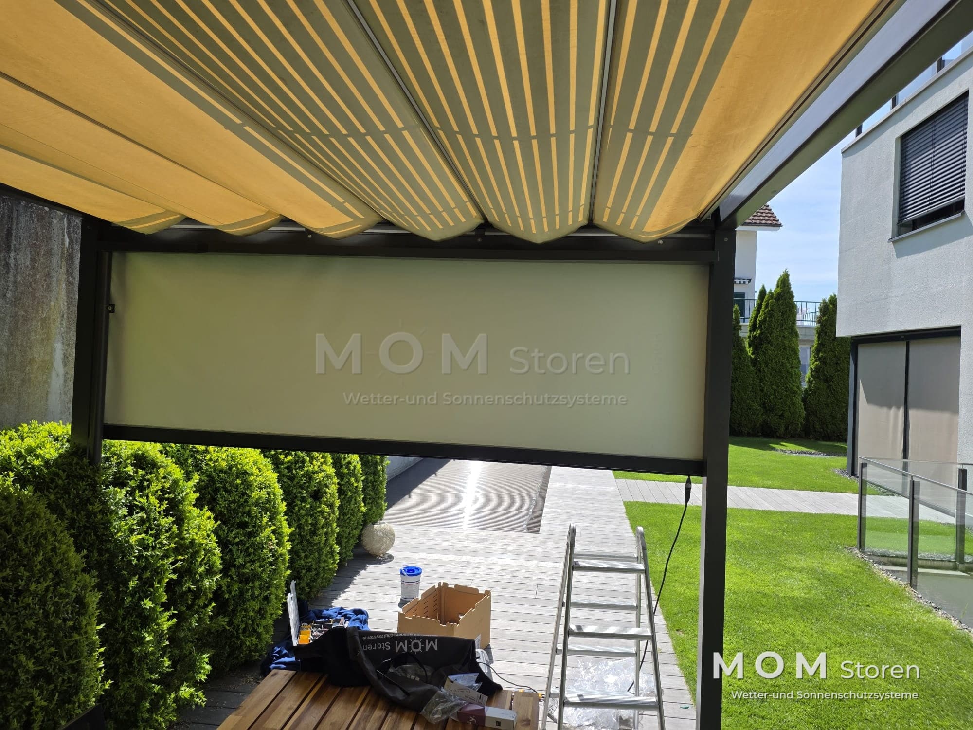 Folded fabric roof with vertical side screening