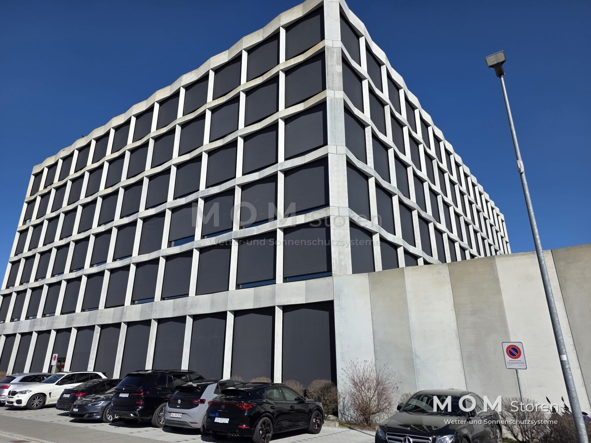 Commercial façade with regularly arranged screens
